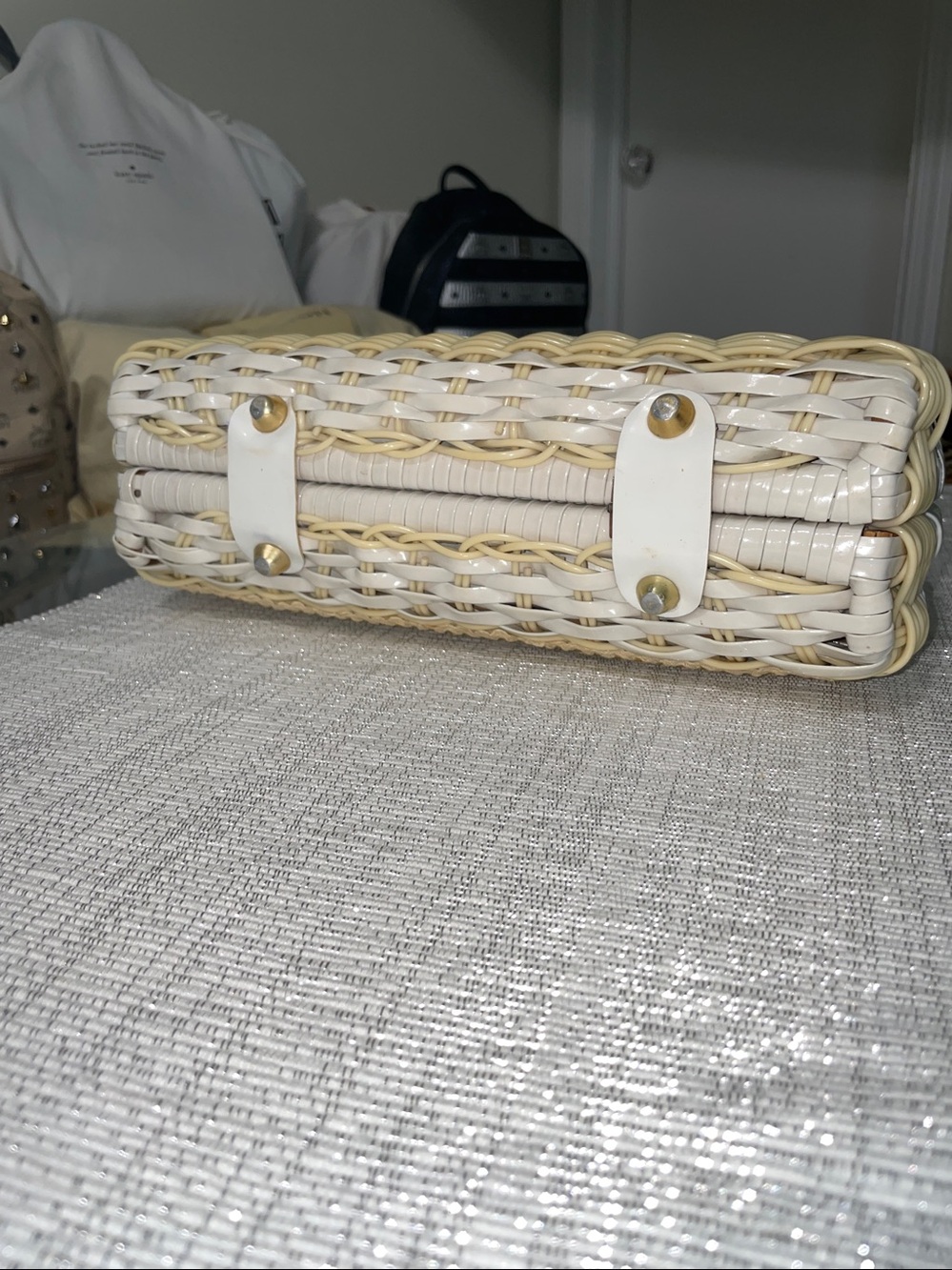 Amazing find!!! Vintage 1950/60’s White and Cream Woven Shell Accent Handbag - Picture 5 of 8